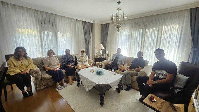 Neslişah Ezgi Albeni ve ailesini ziyaret